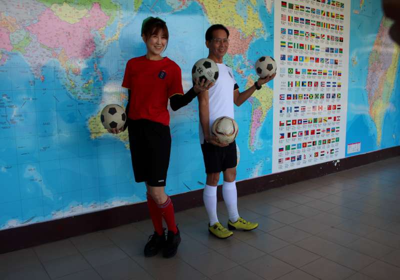 三民國小「瘋世足‧學英文」活動中外教師協同教學 學生預測冠軍球隊拿好禮