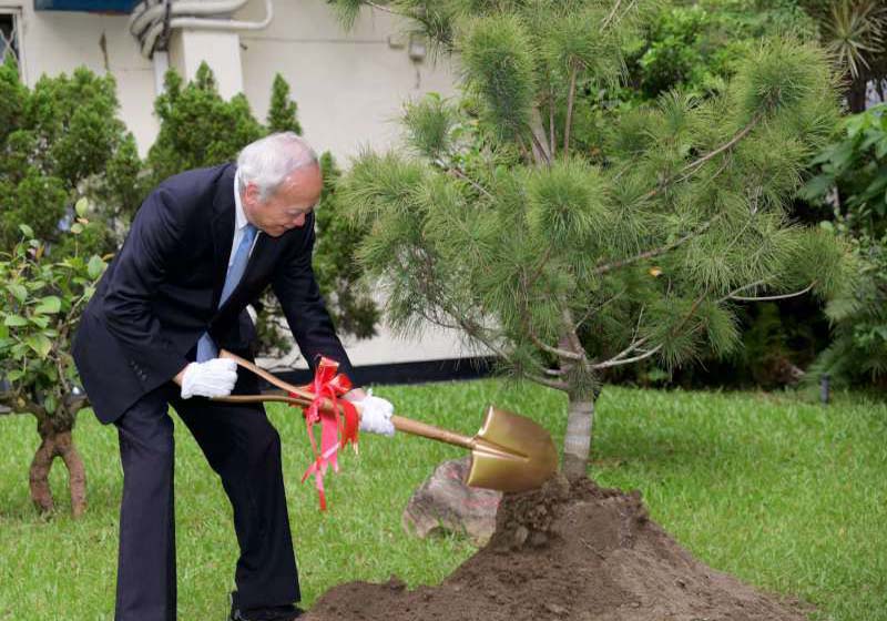 亞洲換肝之父高雄長庚醫院名譽院長陳肇隆 受邀中山工商專講勉教職員落實人生目標