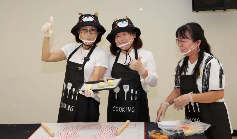 高市議會議長康裕成、市議員陳慧文化身烘焙師手作蛋黃酥 預祝市民秋節快樂
