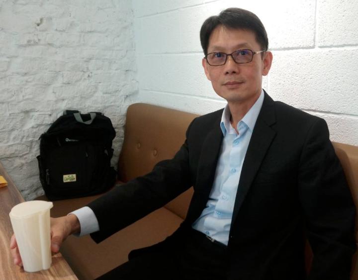 義大高階管理碩專生劉良成研發吸管容器 取得專利洽談量產上市