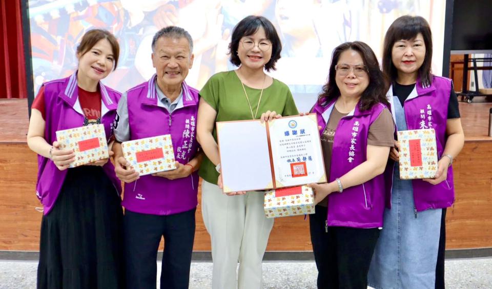 紅鼻子醫生逗樂砂崙國小師生 感謝高雄市家長協會推薦、台電贊助