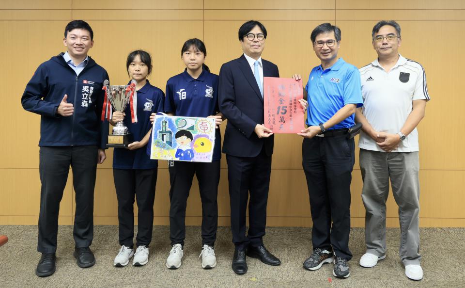 右昌國中、瑞祥高中女足隊分獲冠、季軍 陳其邁市政會議贈補助金嘉勉