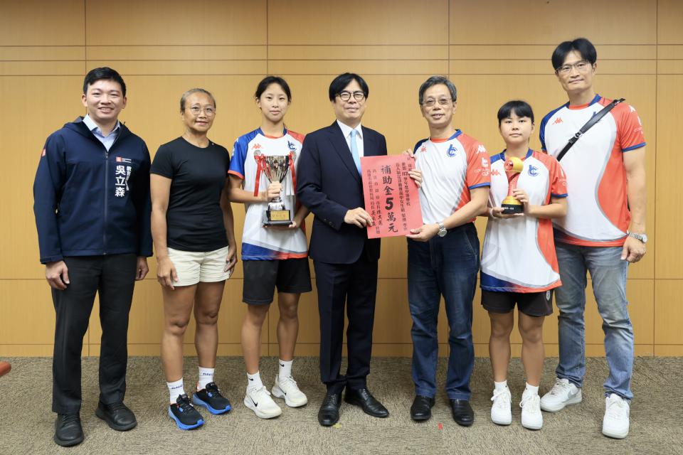 右昌國中、瑞祥高中女足隊分獲冠、季軍 陳其邁市政會議贈補助金嘉勉