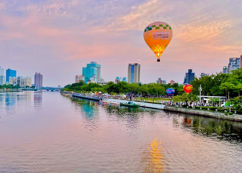 手刀留言抽免費搭乘體驗!「2024高雄愛‧月熱氣球」全新造型熱氣球中秋前夕首登場