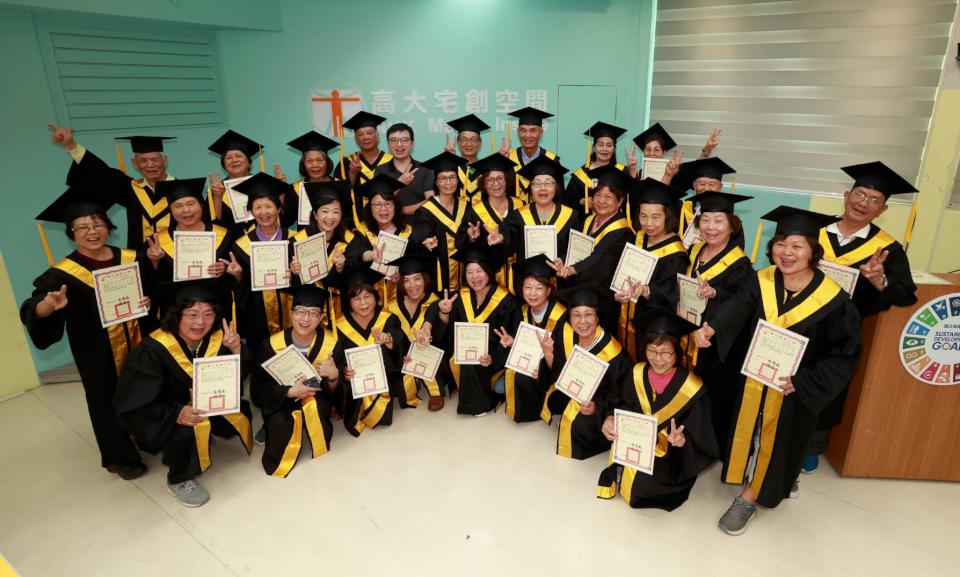 高大推教中心樂齡大學結業典禮 銀髮學員換學士袍受證