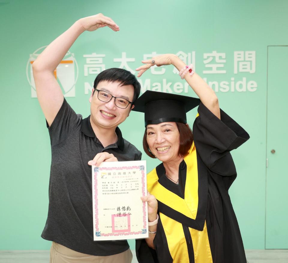 高大推教中心樂齡大學結業典禮 銀髮學員換學士袍受證