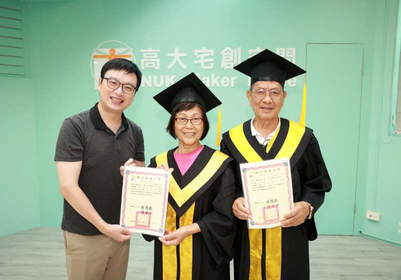高大推教中心樂齡大學結業典禮 銀髮學員換學士袍受證