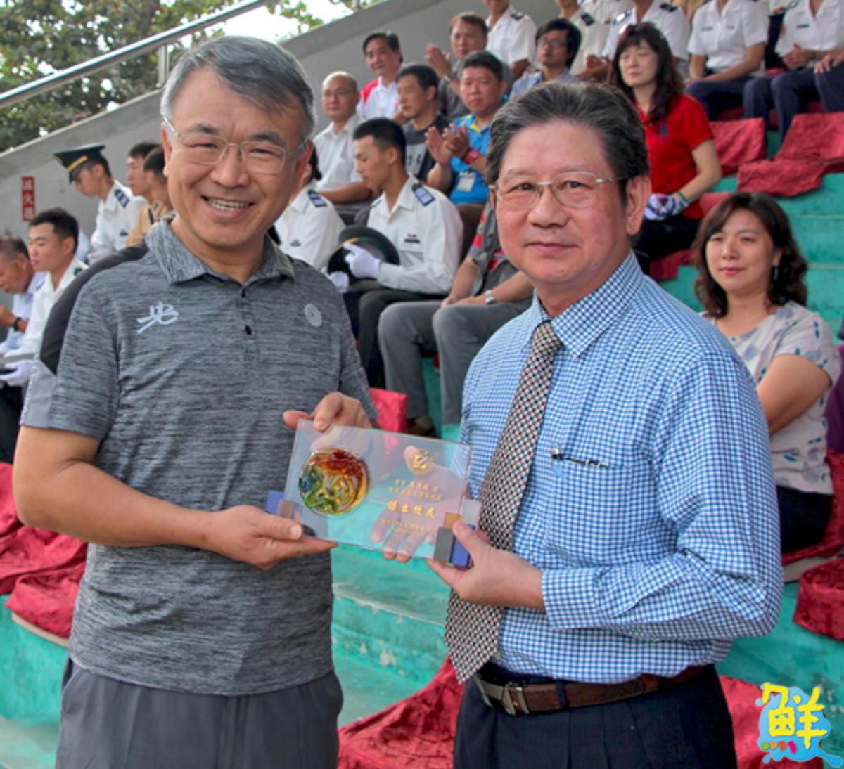 義大高中校長李志成領軍通過3國際認證 勉義大學弟妹充實自我