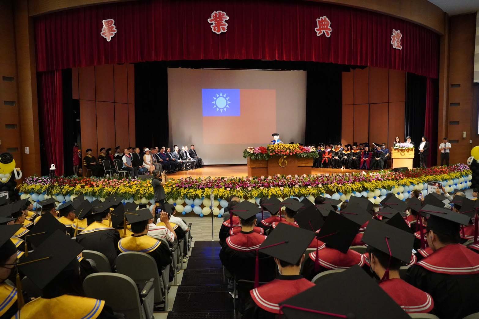 正修科大114級畢典三梯次舉行 78歲機械系博士畢業生林泉輝獲頒勤學楷模獎