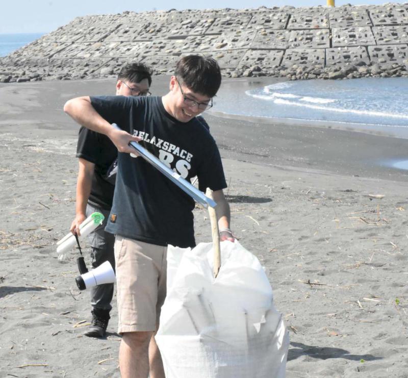 豐群水產攜手美國食品廠同步辦理淨灘 104名員工眷屬前進旗津清除255公斤垃圾