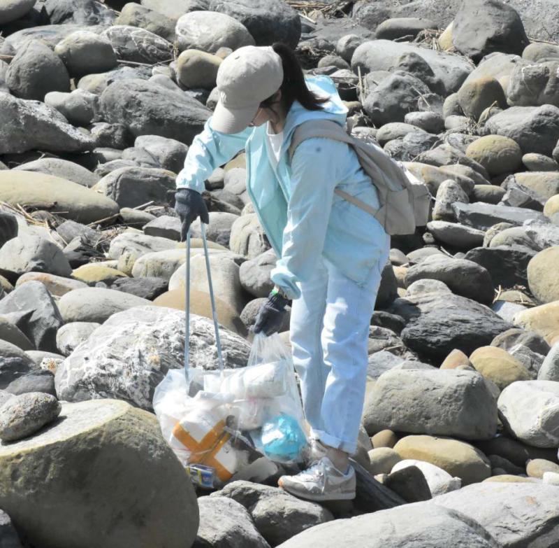 豐群水產攜手美國食品廠同步辦理淨灘 104名員工眷屬前進旗津清除255公斤垃圾