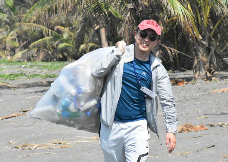 豐群水產攜手美國食品廠同步辦理淨灘 104名員工眷屬前進旗津清除255公斤垃圾