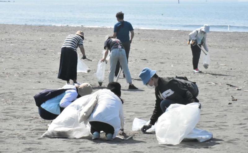 豐群水產攜手美國食品廠同步辦理淨灘 104名員工眷屬前進旗津清除255公斤垃圾