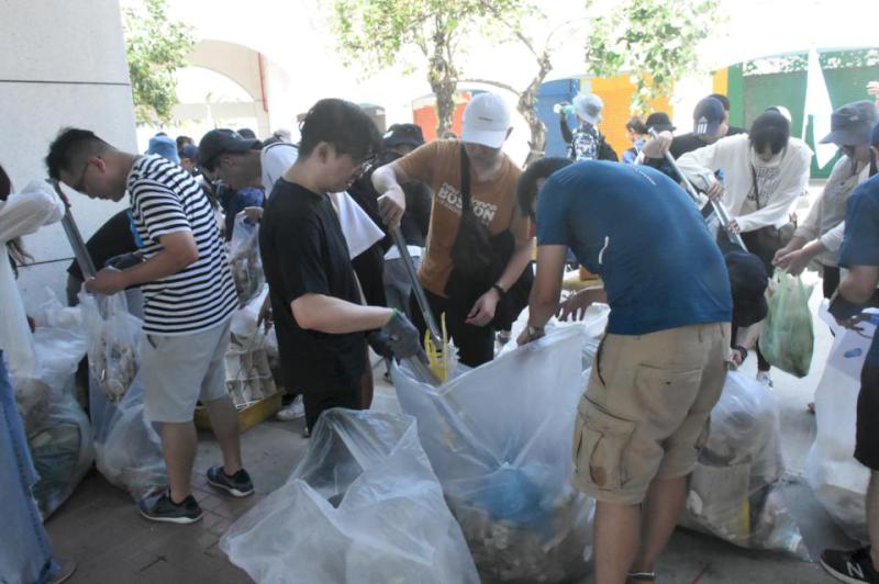 豐群水產攜手美國食品廠同步辦理淨灘 104名員工眷屬前進旗津清除255公斤垃圾