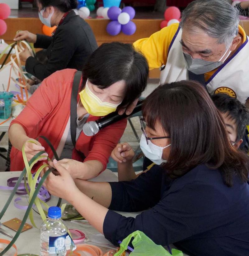 社教館攜手教育局家教中心親子共學開抵彌陀區壽齡國小 教作鑰匙圈粽子中國結