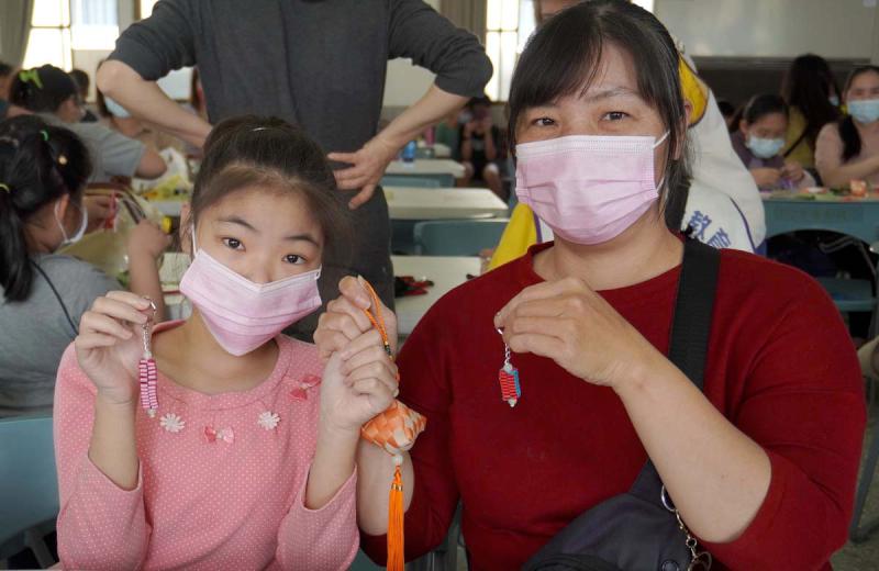 社教館攜手教育局家教中心親子共學開抵彌陀區壽齡國小 教作鑰匙圈粽子中國結