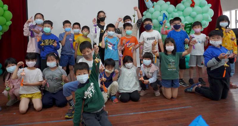 社教館攜手教育局家教中心親子共學開抵彌陀區壽齡國小 教作鑰匙圈粽子中國結