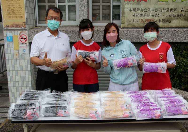 國民黨高市議員參選人許采蓁贈五福國中防疫口罩 預祝國三生戴來好運金榜題名
