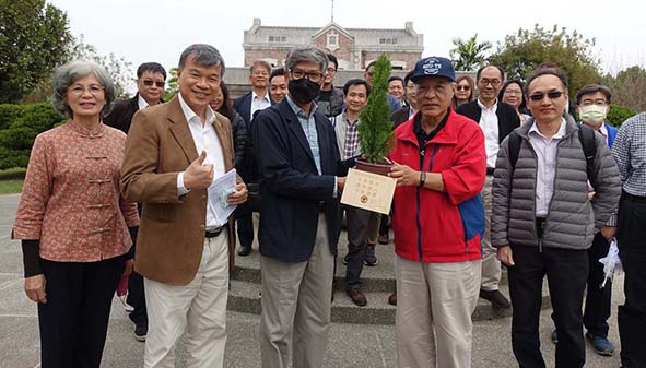 樹科大參訪嘉義縣定古蹟翁清江•翁清曲宅院 董座朱元祥贈講座教授翁英惠等人樹苗