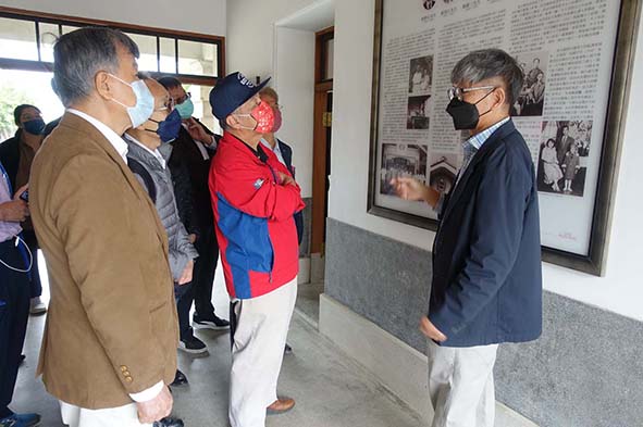樹科大參訪嘉義縣定古蹟翁清江•翁清曲宅院 董座朱元祥贈講座教授翁英惠等人樹苗