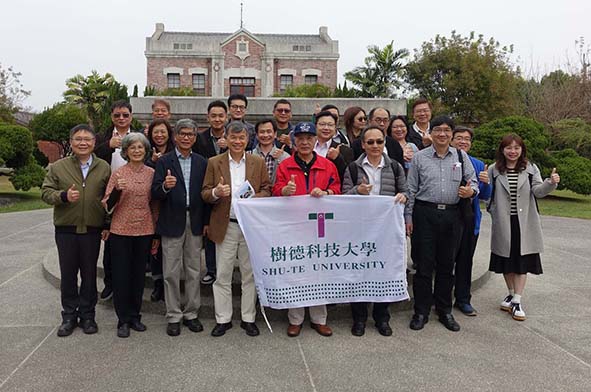 樹科大參訪嘉義縣定古蹟翁清江•翁清曲宅院 董座朱元祥贈講座教授翁英惠等人樹苗