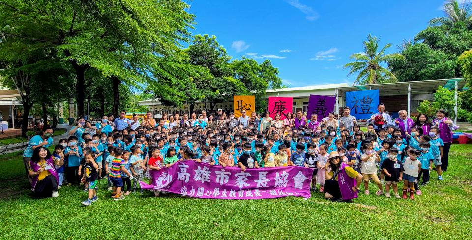 高雄市家長協會贈禮義廉恥牌匾 紮根彌陀區龍心幼兒園品德教育