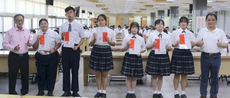 高英工商攜手建準集團連4年推品德教育 表揚了凡四訓作文賽得主品德優良人員