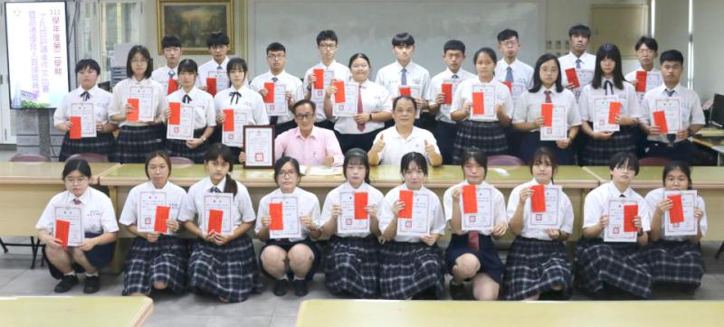 高英工商攜手建準集團連4年推品德教育 表揚了凡四訓作文賽得主品德優良人員