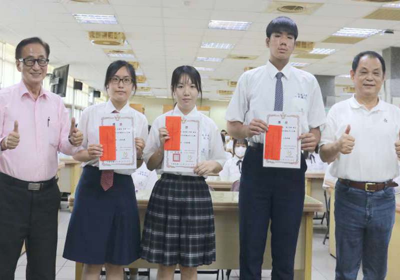 高英工商攜手建準集團連4年推品德教育 表揚了凡四訓作文賽得主品德優良人員