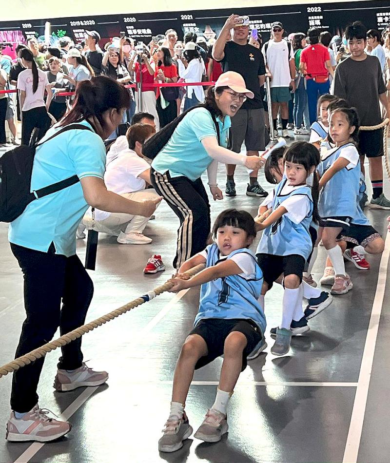 運發局攜手衛武營推花露露童樂節兒童拔河 30隊700名幼兒園童同場較勁