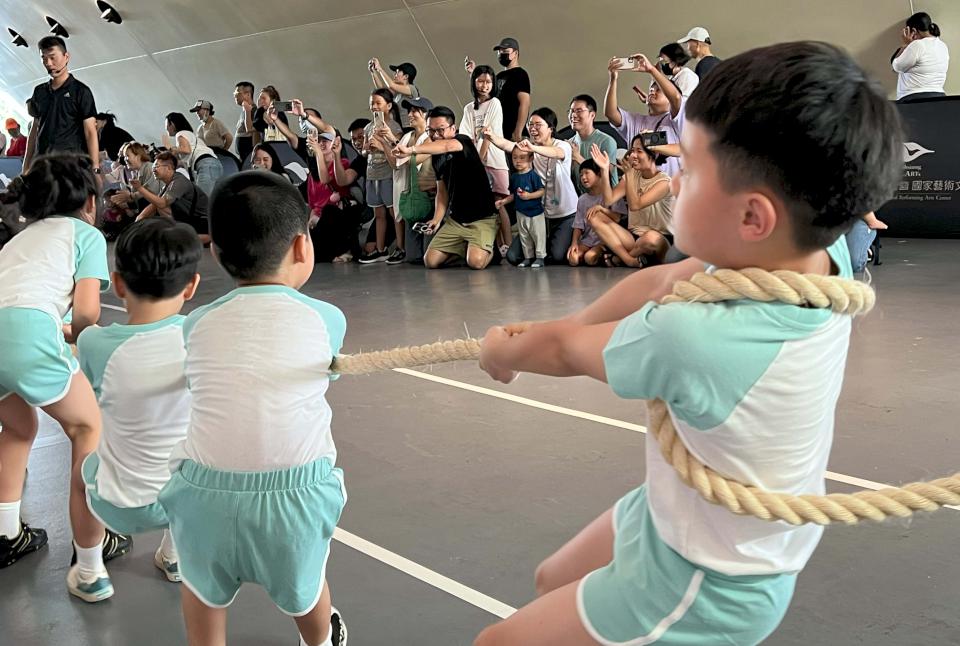 運發局攜手衛武營推花露露童樂節兒童拔河 30隊700名幼兒園童同場較勁