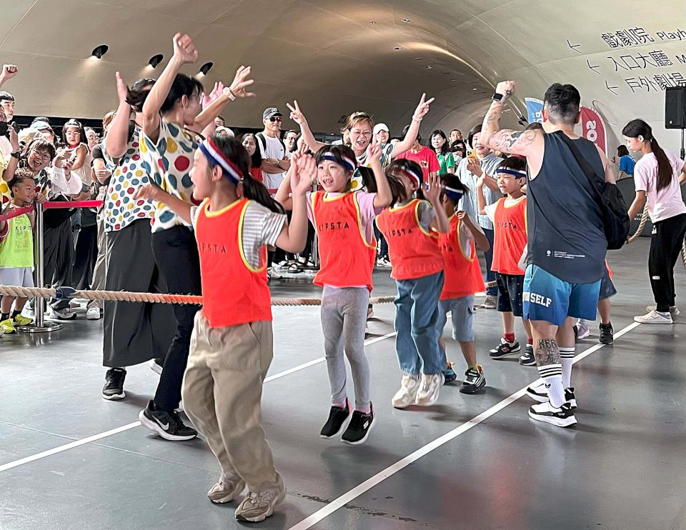 運發局攜手衛武營推花露露童樂節兒童拔河 30隊700名幼兒園童同場較勁