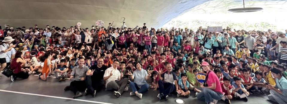 運發局攜手衛武營推花露露童樂節兒童拔河 30隊700名幼兒園童同場較勁