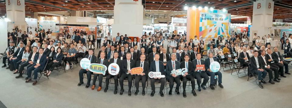 交通部啟航淨零論壇 臺灣港務攜手10航商貨櫃集散站簽約宣示淨零減碳