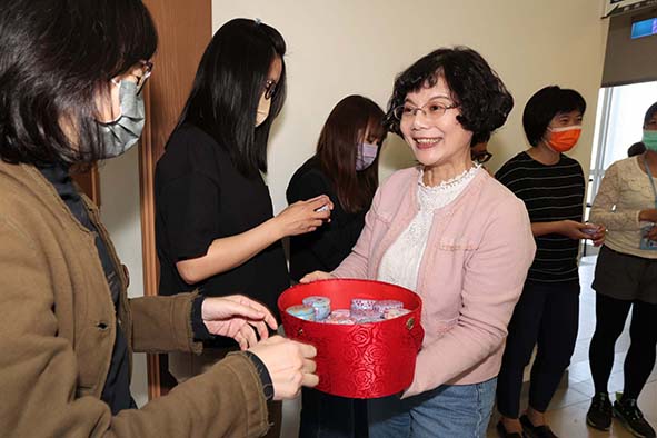 高大「療癒香氛、幸福加分」祝福活動 校長陳月端慰訪教職員限定版香氛蠟燭
