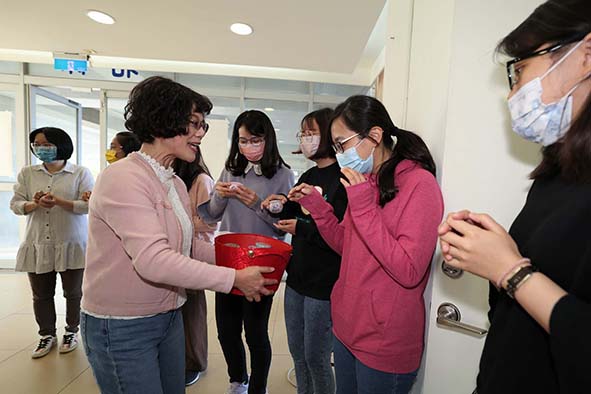 高大「療癒香氛、幸福加分」祝福活動 校長陳月端慰訪教職員限定版香氛蠟燭