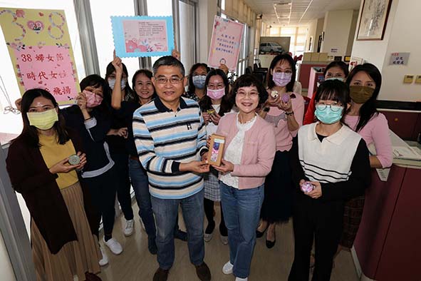 高大「療癒香氛、幸福加分」祝福活動 校長陳月端慰訪教職員限定版香氛蠟燭