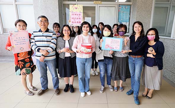 高大「療癒香氛、幸福加分」祝福活動 校長陳月端慰訪教職員限定版香氛蠟燭