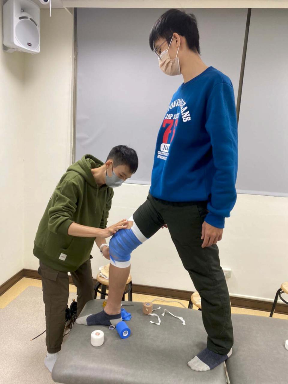 義大物治系113年應屆畢業生歐陽宣仁、張孝慎 物治師國考榮膺榜首、探花