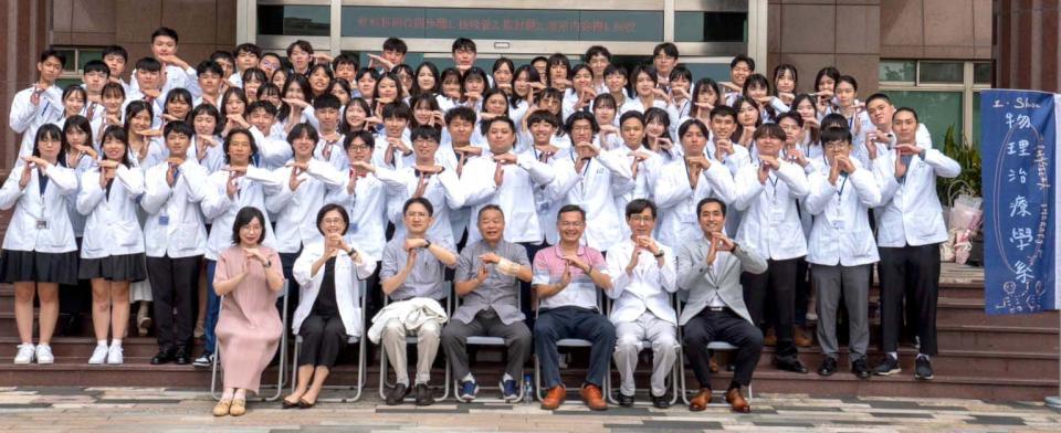 義大物治系113年應屆畢業生歐陽宣仁、張孝慎 物治師國考榮膺榜首、探花