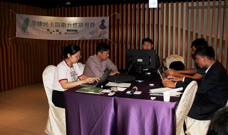 中山大學社科院全球民主防衛兵推研習營 30名高中職生參與專題課程兵推美中台情勢