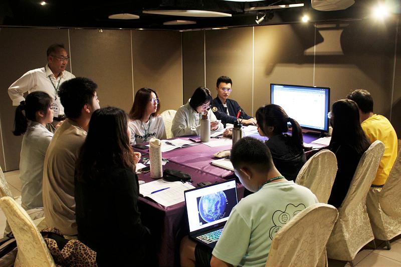 中山大學社科院全球民主防衛兵推研習營 30名高中職生參與專題課程兵推美中台情勢