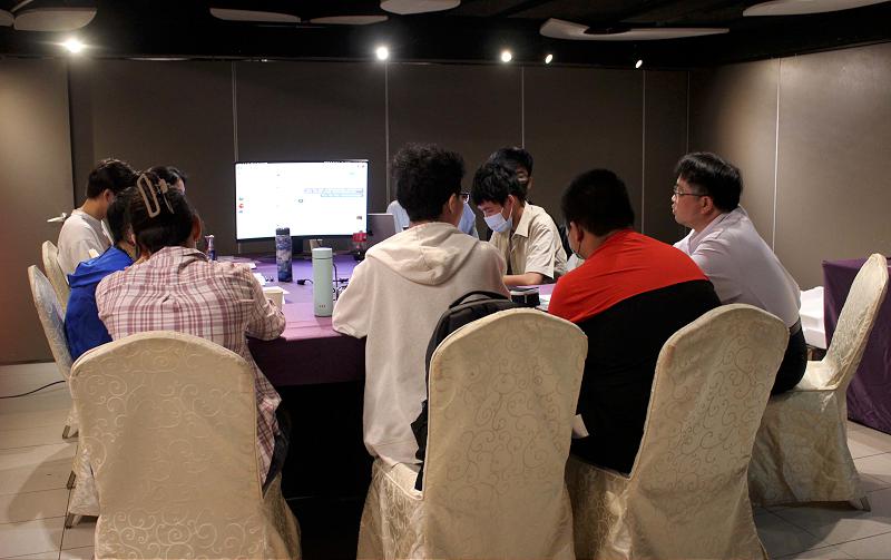 中山大學社科院全球民主防衛兵推研習營 30名高中職生參與專題課程兵推美中台情勢