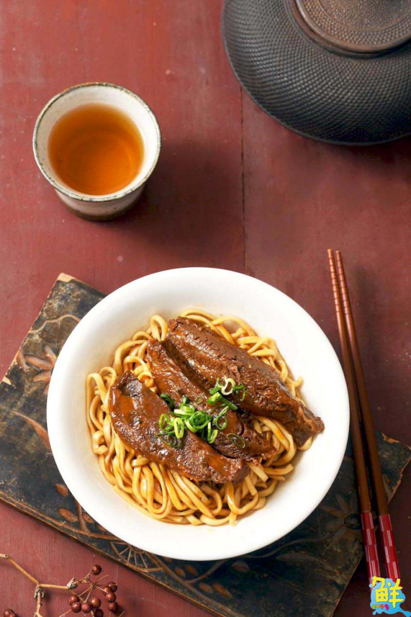 網友瘋傳!台灣最強牛肉拌麵&雞飯 高雄「臺灣麵‧雞飯」 紅羽土雞與台灣古早味的絕妙結合