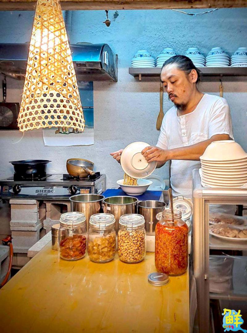 網友瘋傳!台灣最強牛肉拌麵&雞飯 高雄「臺灣麵‧雞飯」 紅羽土雞與台灣古早味的絕妙結合