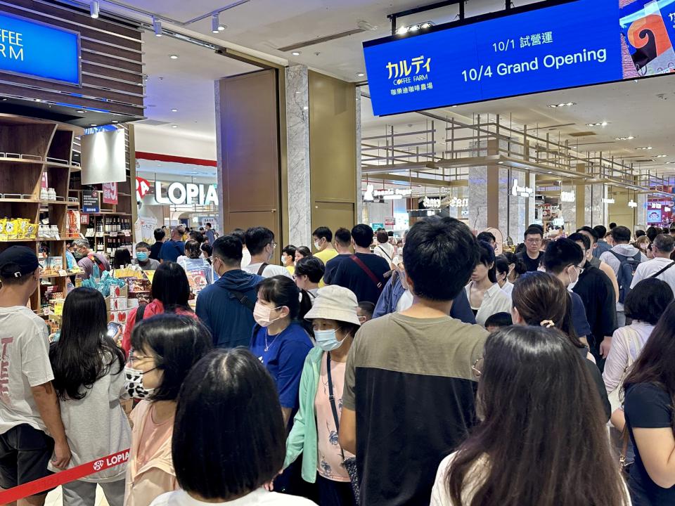 排隊人潮嚇嚇叫!高雄漢神巨蛋食品超市區大改裝 獨家引進LOPIA