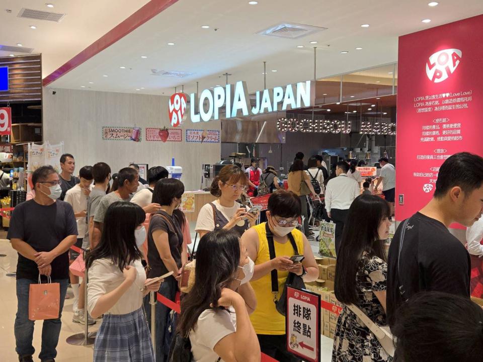 排隊人潮嚇嚇叫!高雄漢神巨蛋食品超市區大改裝 獨家引進LOPIA