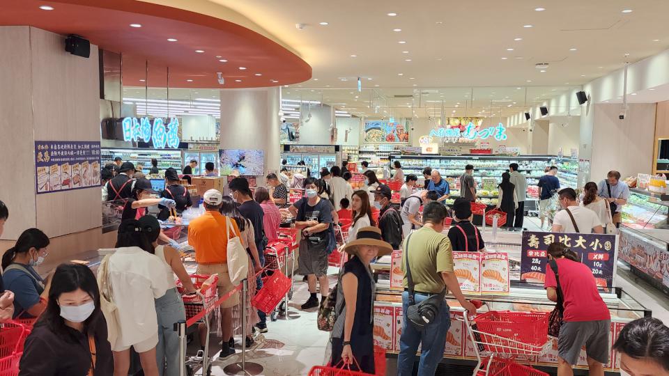 排隊人潮嚇嚇叫!高雄漢神巨蛋食品超市區大改裝 獨家引進LOPIA