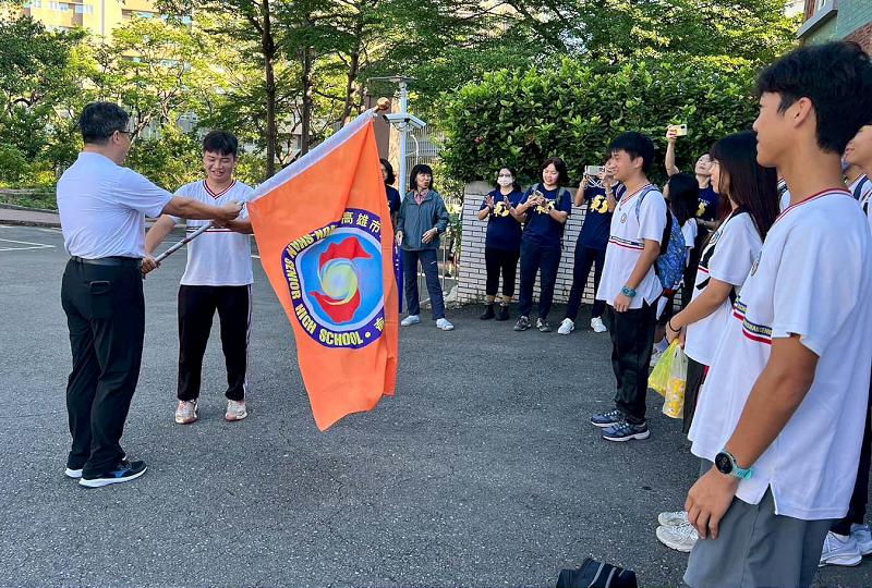 文山高中首辦成年禮 高三生挑戰攻頂旗尾山頒授刻名證書印章