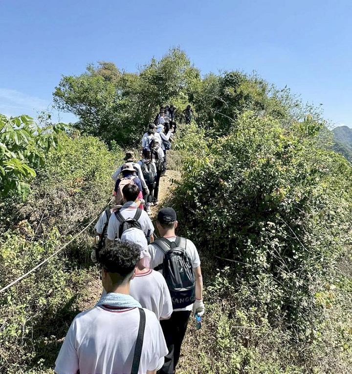 文山高中首辦成年禮 高三生挑戰攻頂旗尾山頒授刻名證書印章